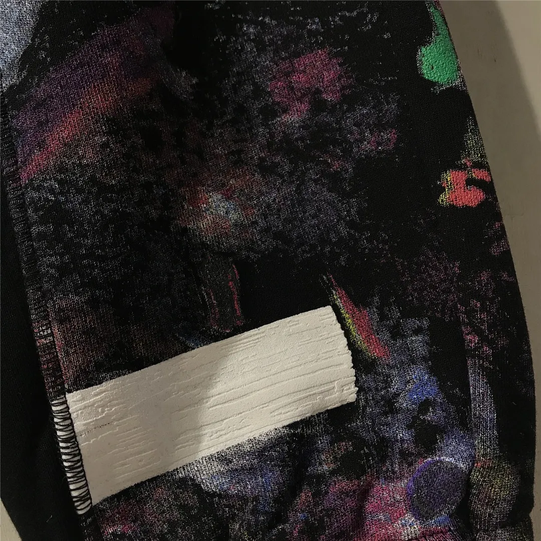 Tested version OFF 17FW WHITE Starry Sky Fireworks Splash Ink OW Sports Autumn and Winter Sweatpants Casual Pants Men's and Women's Tight Pants The fireworks color is obtained through contrasting printing. There are eight panels in the whole body. Seven color sets and eight panels are printed in eight times. The first layer is gray, the second layer is white, the third layer is yellow, the fourth layer is green, the fifth layer is blue, the sixth layer is purple, the seventh layer is orange, and the last layer is made of arrow paint printing. The seven colors are stacked on each other, and new colors will also be produced. The arrows on the back and the squares on the front are first glued and then hung four times in a row. The paint has an obvious concave and convex feeling. Quality depends on the details. The blue letters are electrostatic three-dimensional flocking. They are made separately first and then printed through high-temperature thermal transfer. The difficulty is unprecedentedly high. I have made more than 50,000 pieces of fireworks series in total. More than half of the ones you see on the market are from my home!  Size: XS-L Color: Black (The waist is elastic and can be enlarged) P: 380